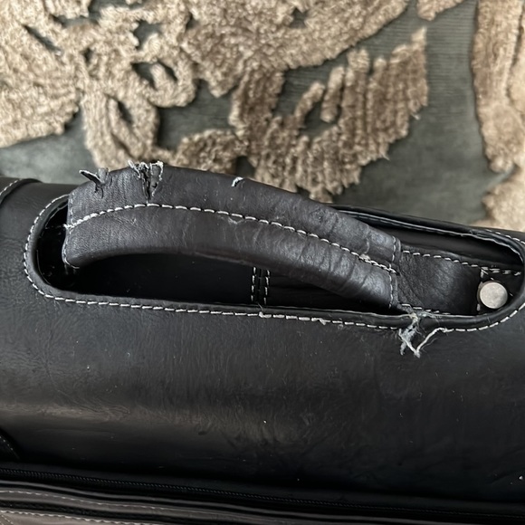 Kenneth Cole Reaction leather laptop bag - Picture 10 of 11